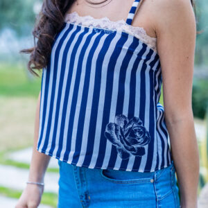 TOP CON ROSA BLU IN VISCOSA